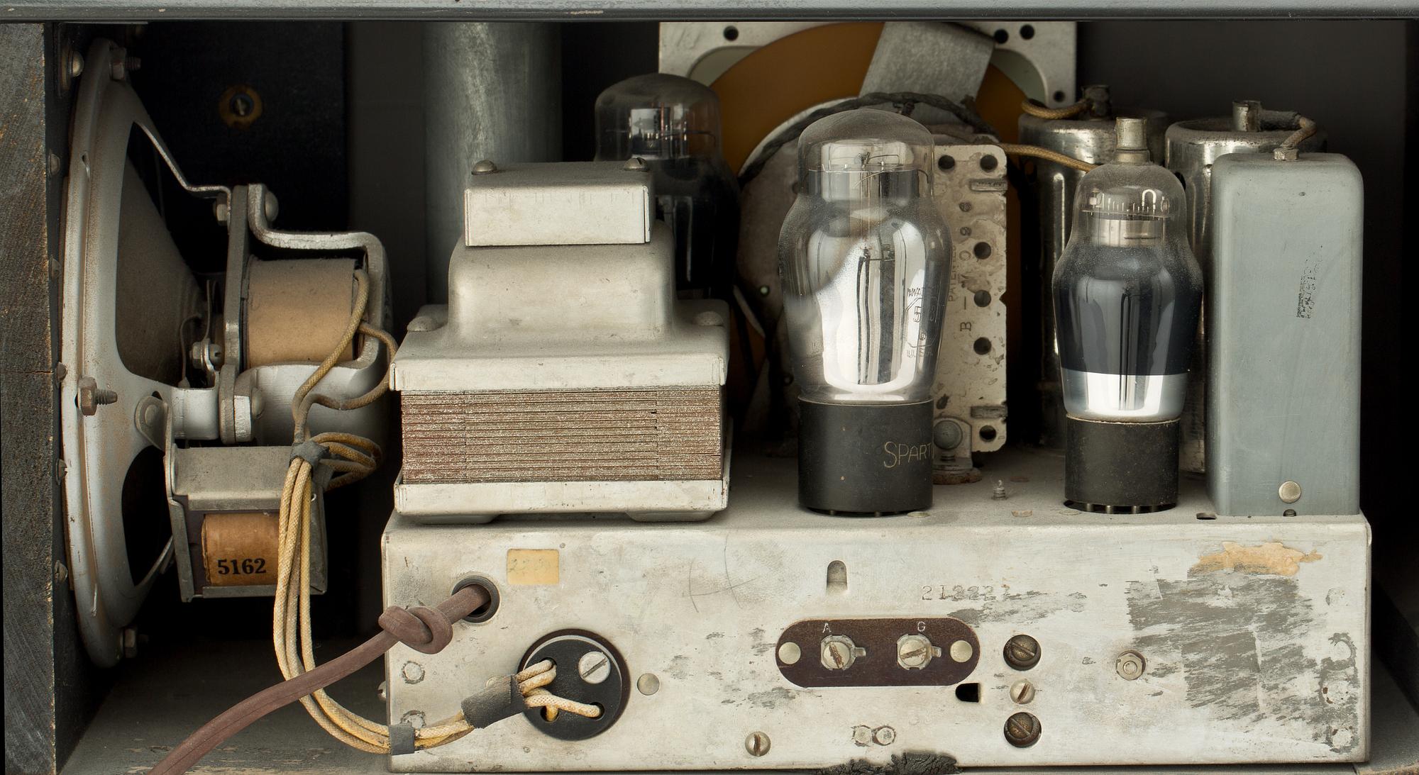 RADIO, "Sparton Sled Deluxe Cobalt Blue Mirrored Radio", Walther Dorwin Teague, Sparton Inc. USA, modell 558.