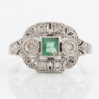 Ring 14K guld med en fasettslipad smaragd och gammalslipade diamanter.
