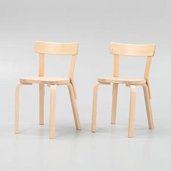 Alvar Aalto, stolar, ett par, modell 69, Artek, Finland, 2021.