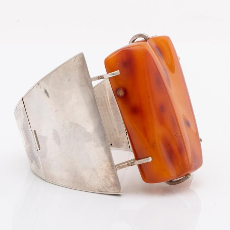 BANGLE, silver w amber, hinge mechanism, widest part approx 7 cm.