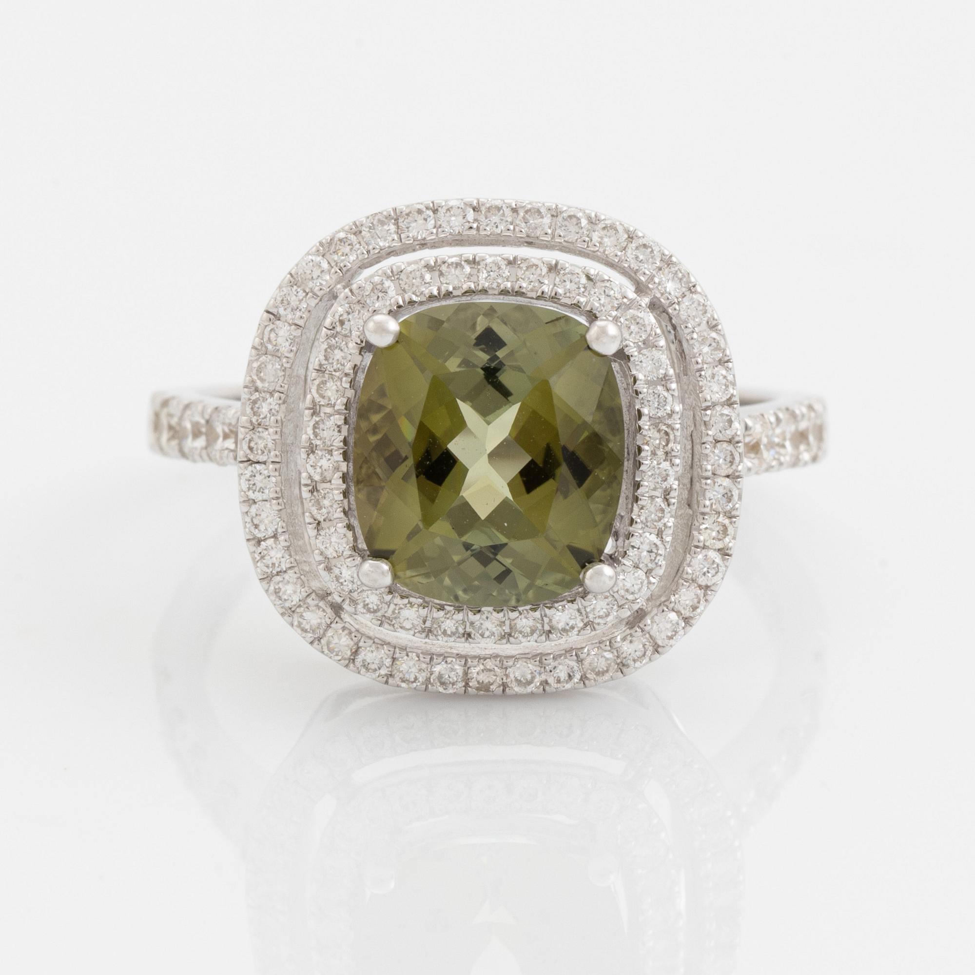 Cocktailring med grön turmalin och briljantslipade diamanter.