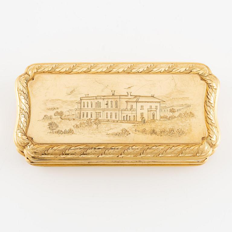 An English 18 carat gold snuff box, marks of William Summers, London 1867.