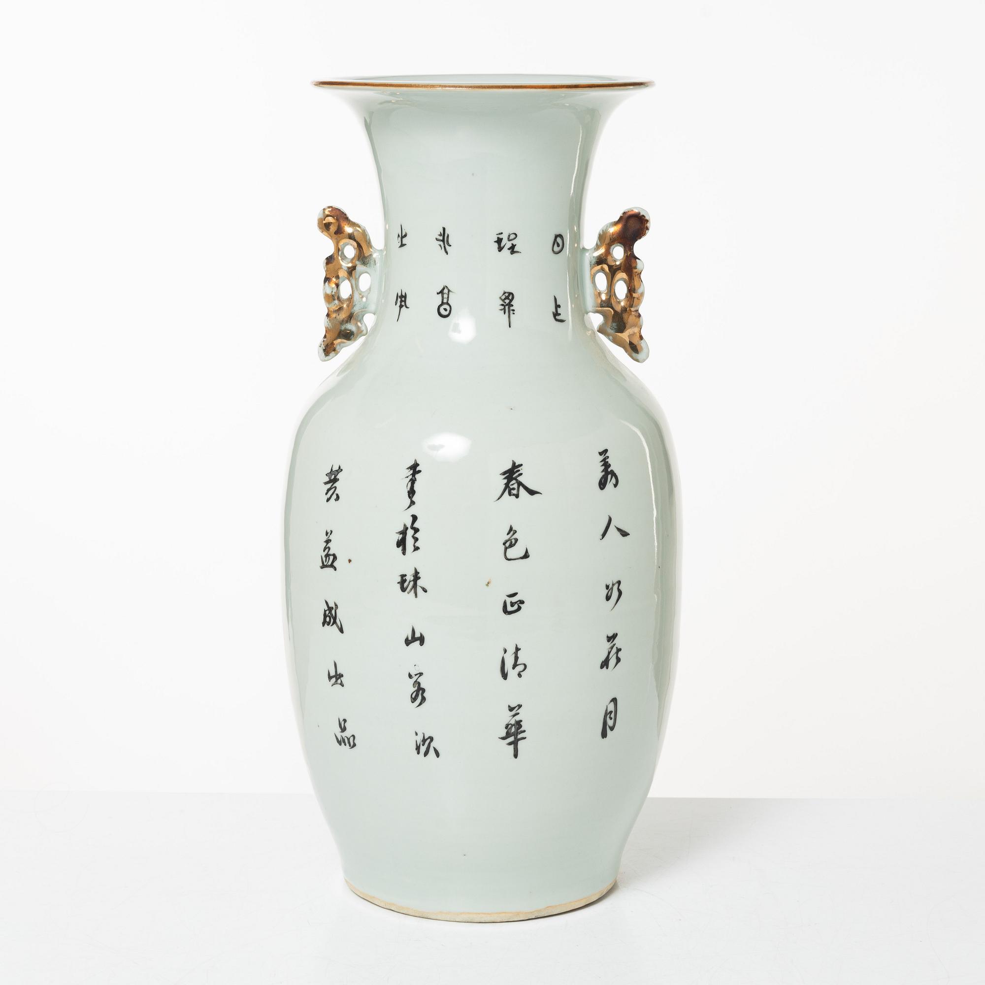 A porcelain vase, China, republic, 20th century.