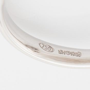 Radiant cut diamond and brilliant cut diamond ring.