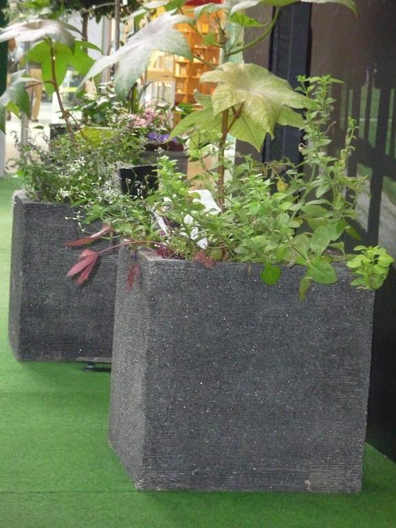 KRUKOR, två stycken. Betong. Skänkta av Blomsterlandet.