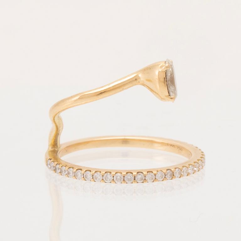 LWL Jewelry ring 18K guld med en ovalt slipad samt runda briljantslipade diamanter.