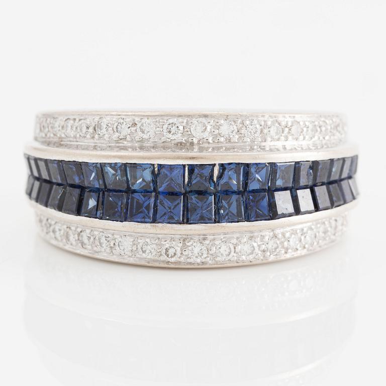 Ring in 18K white gold set with carré-cut sapphires and brilliant-cut diamonds.