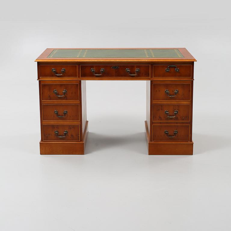 SKRIVBORD, Engelsk stil, 1900-talets andra hälft.