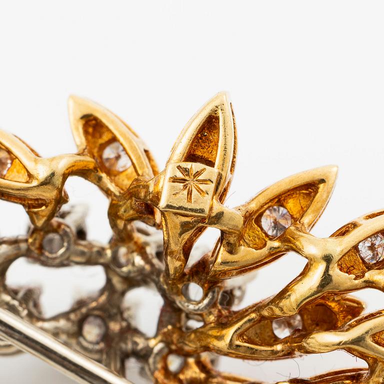 Brosch 18K guld med runda briljantslipade diamanter.