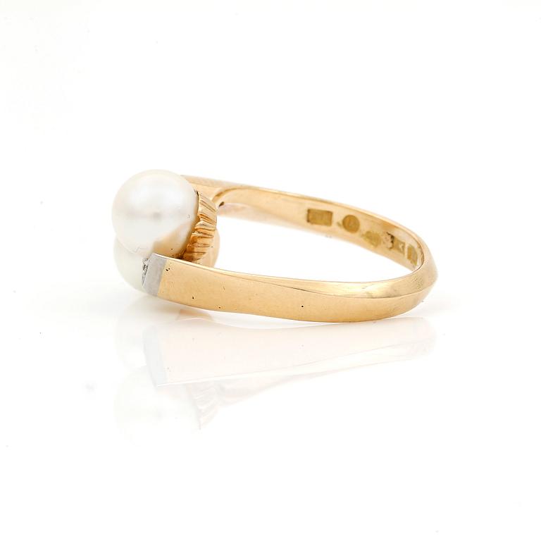 RING samt ÖRHÄNGEN, ett par, troligen odlade pärlor och små diamanter, Stockholm, 1900-talets mitt. 18K guld.