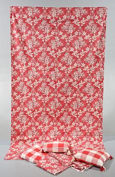 KUDDAR, ett par, GARDINER, ett par, samt TEXTILER, 2 st,  Laura Ashley, sent 1900-tal.
