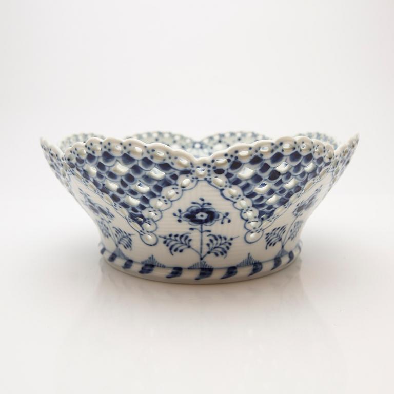 Fruit bowl / compote with underplate, porcelain, "Musselmalet helblond", Royal Copenhagen, model 1061 and 1062, 1966-1974.