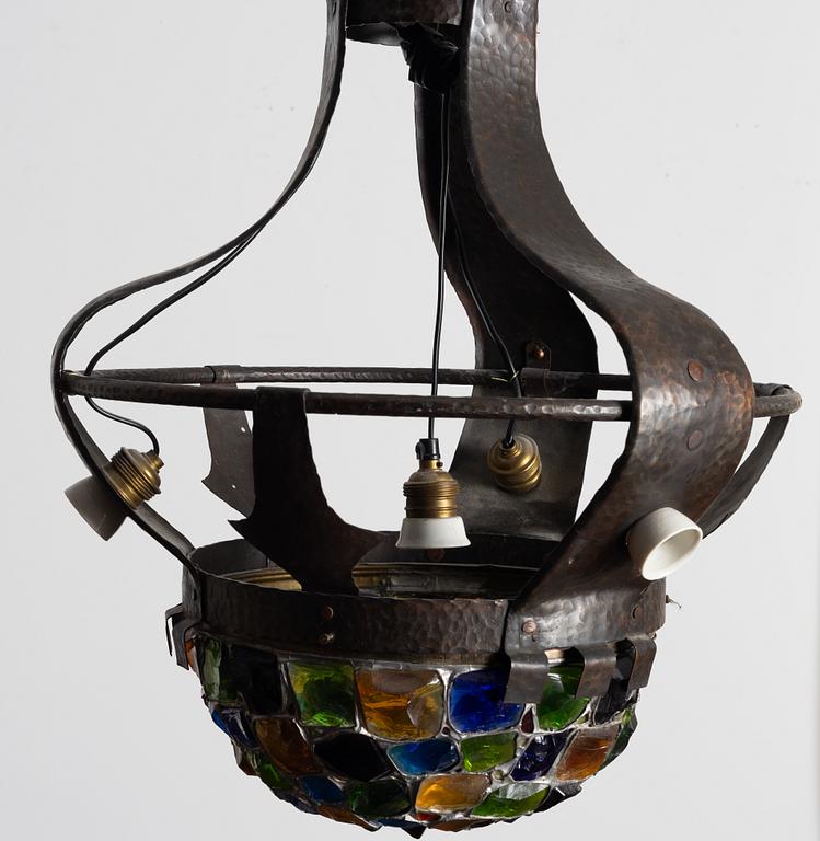 Taklampa, driven koppar, färgat glas, tidigt 1900-tal.