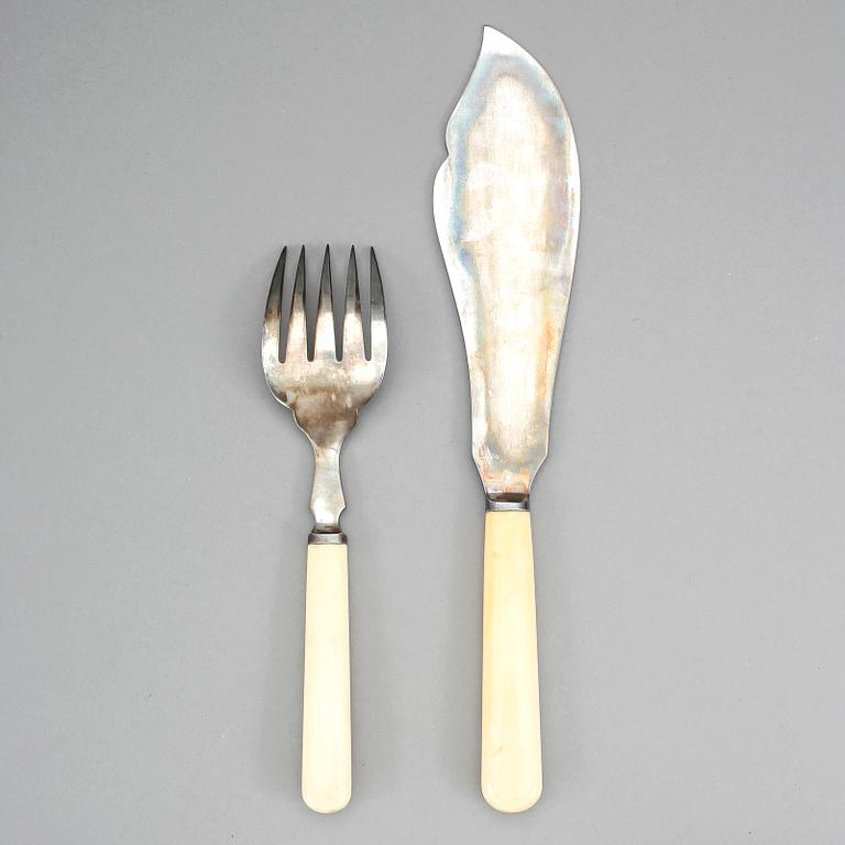 FISKBESTICK, silver och ben, Atkin Brothers, Sheffield, 1918. Total vikt ca 258 gram.