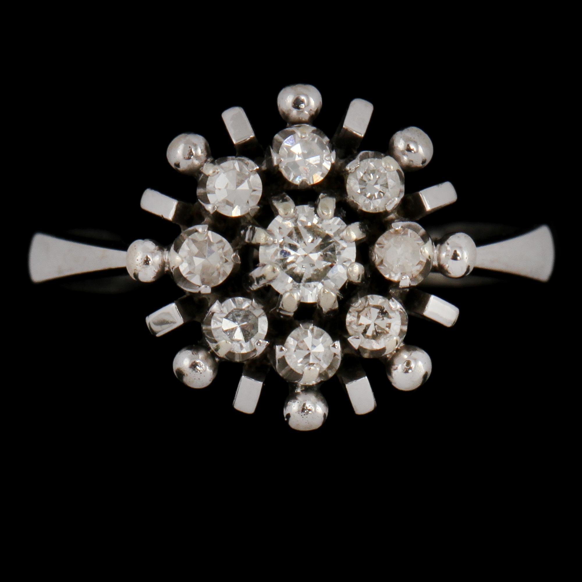 RING, 18k vitguld med 2 briljantslipade och 7 åttkantslipade diamanter, 1900-talets tredje kvartal. Vikt 5 g.