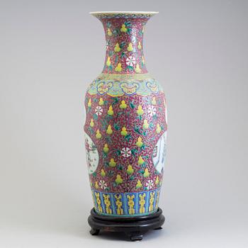 A large famille rose vase, Qing dynasty, late 19th century,