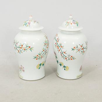 A pair of Chinese porcelain urns 20th century.