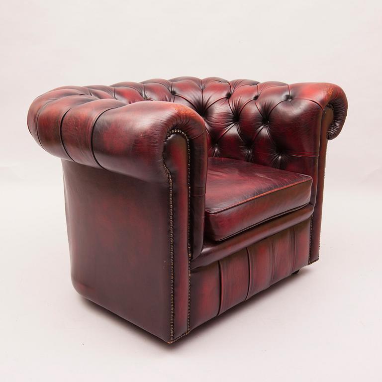 FÅTÖLJER, ett par, Chesterfield-modell, 1900-talets senare hälft.