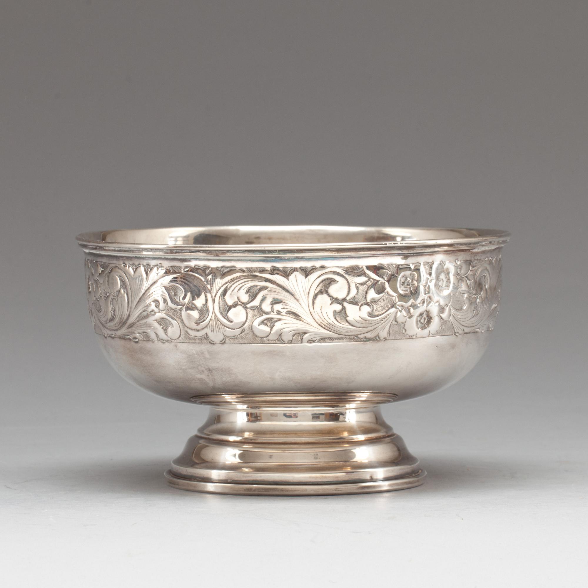 SKÅL PÅ FOT, silver. Importstämpel, omkring 1900.  340g.