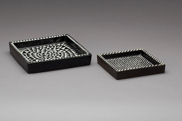 FAT, 2 st, stengods, "Domino", Stig Lindberg, Gustavsberg, i produktion 1955-69.