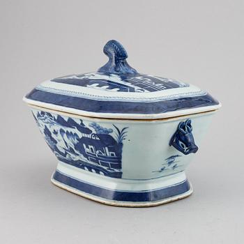 A blue and white tureen with cover, Qing dynasty, 19th Century.