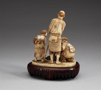 OKIMONO, med sammanfogade delar av elfenben, Japan, omkring 1900.