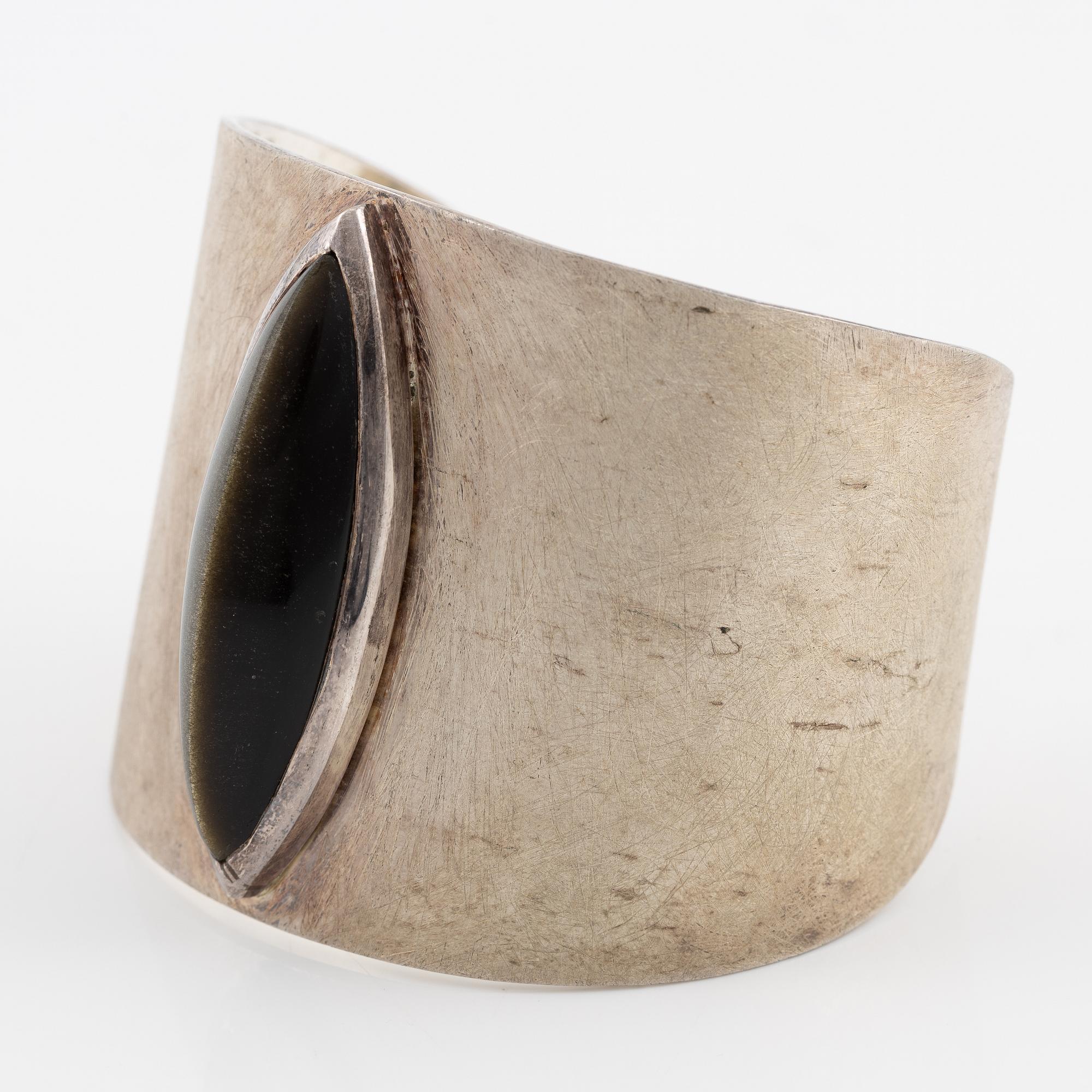 Armring, silver med kattögesten, Schweiz.