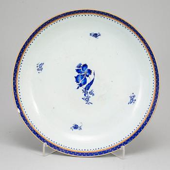 Two export dishes, Qing dynasty, 18th Century.