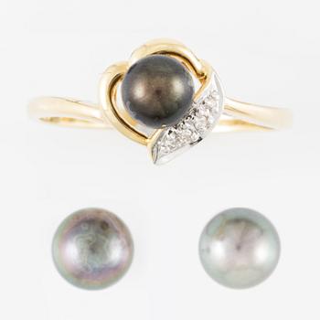 Ring and a pair of earrings in 18K and 14K gold with cultured pearls and diamonds.