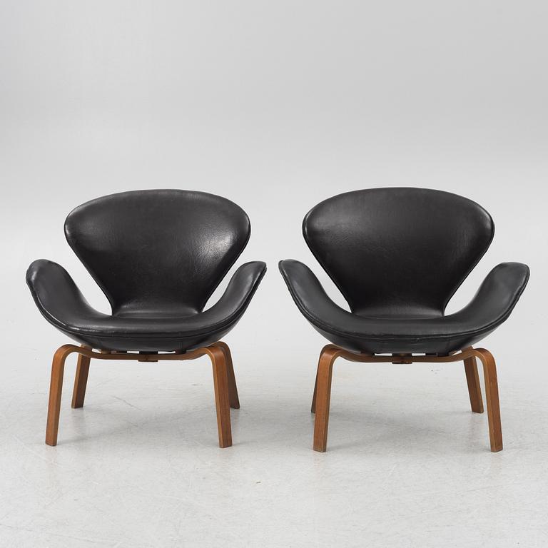 Arne Jacobsen, fåtöljer, ett par, modell 1166, ”Svanen”, Fritz Hansen, Danmark, 1900-talets andra hälft.
