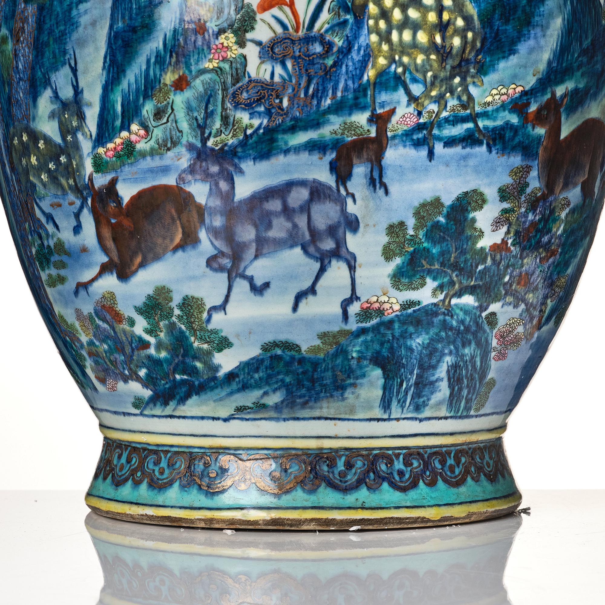 Praktvas, porslin. Qingdynastin, omkring år 1800.