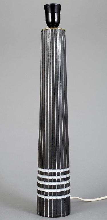BORDSLAMPA/VAS, Ingrid Atterberg, Upsala-Ekeby, lergods. "Vinga", i produktion 1955-57.
