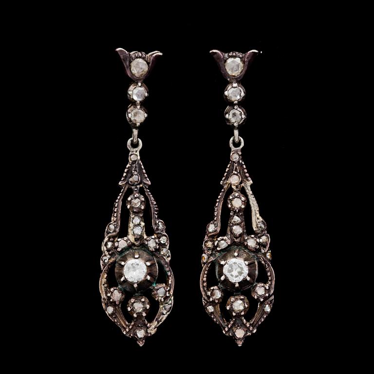 ÖRHÄNGEN, guld/silver med briljant- och rosenslipade diamanter, tot. ca 0.80 ct.