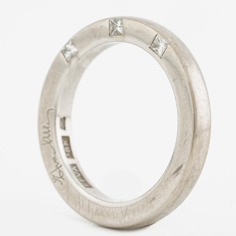 Efva Attling, ring, 'High & I love you on the side' 18K guld med prinsesslipade diamanter.