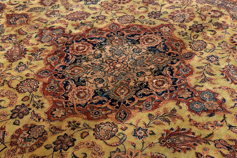 A semi-antique Kashan carpet, ca 426 x 305 cm.