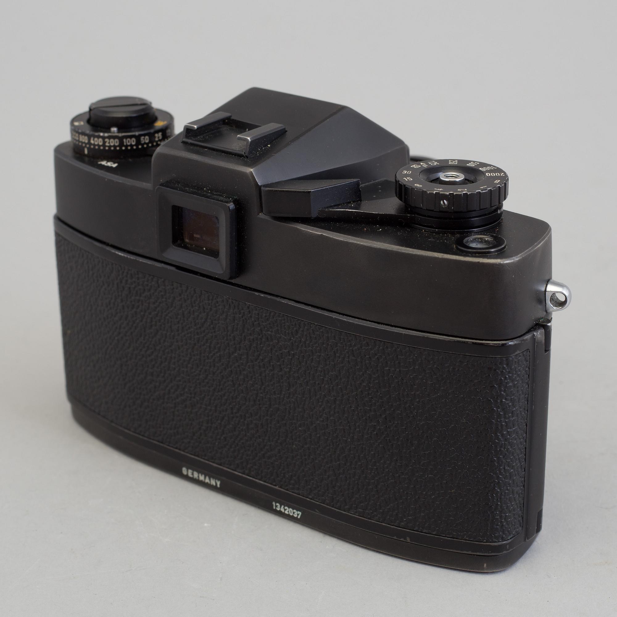 A black body LEICAFLEX SL MOT no 1342037 from 1973 with a black
