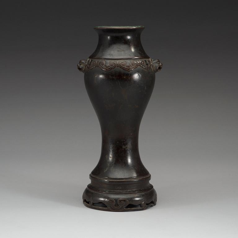 A bronze vase, Qing dynasty, 18th Century.