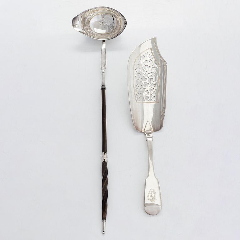Solomon Hougham, bålslev, London 1805, och Samuel Hayne & Dudley Cater, fiskspade, London 1846, sterling silver.