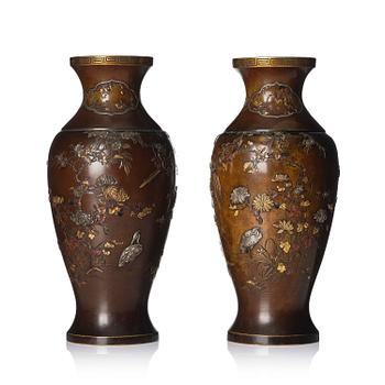 1036. Vaser, ett par, brons. Japan, 1800-tal. Signerade Kumagai Zo, Kyoto.