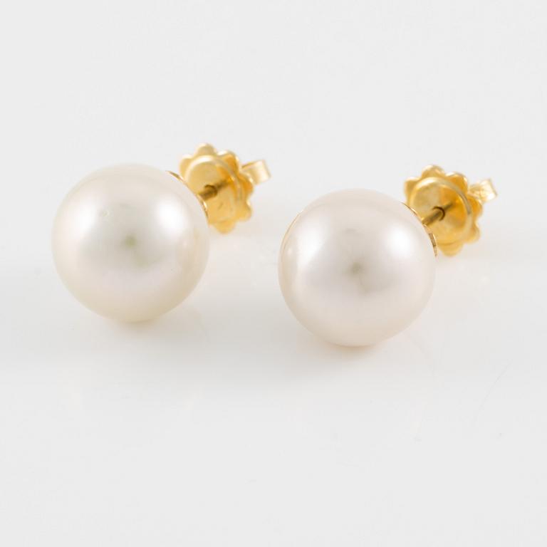 Earrings 18K gold with cultured freshwater pearls.