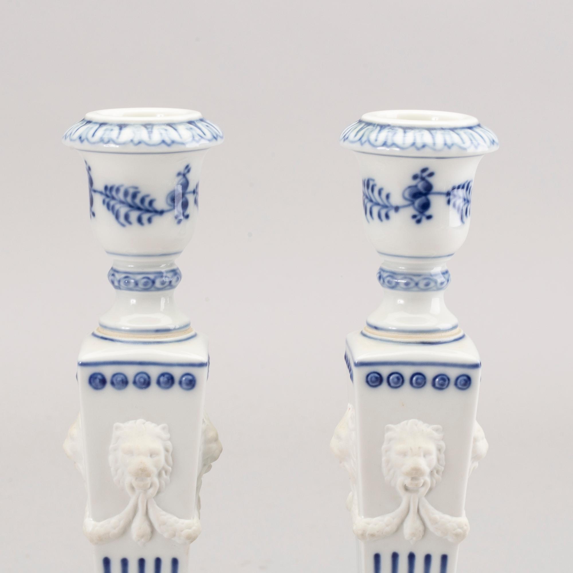 LJUSSTAKAR ett par "Musselmalet" Royal Copenhagen Danmark 1900-talets andra hälft porslin.