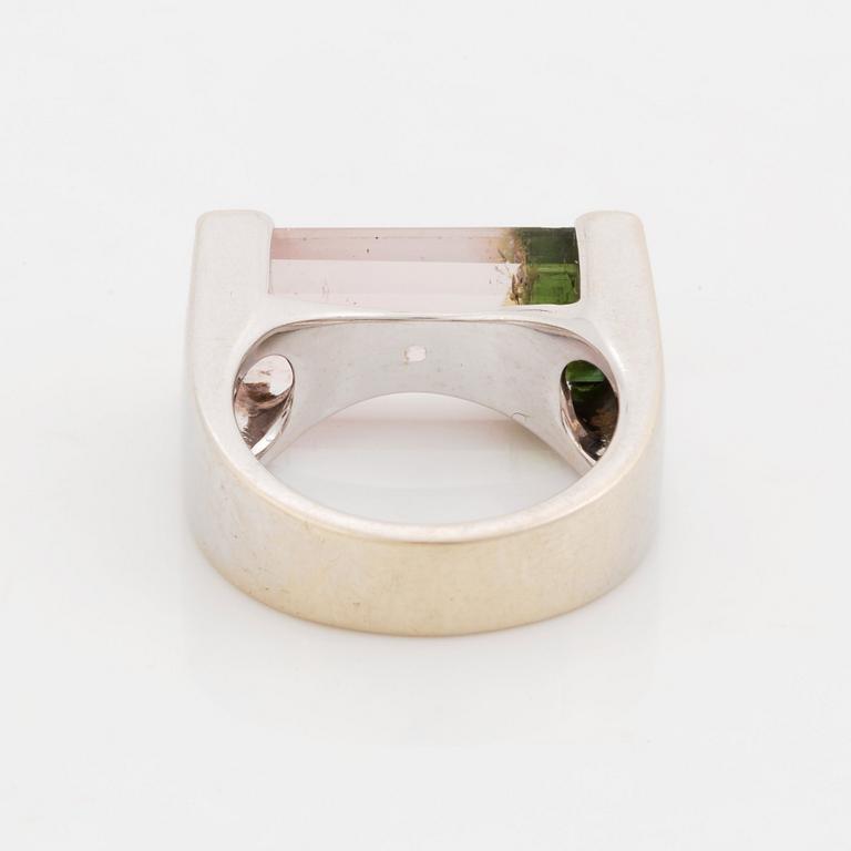 Tina Karlsson ring 18K vitguld med en trappslipad turmalin.
