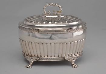 SOKERILIPAS, hopeaa. Gustaf Folcker Tukholma 1833. Paino 682 g.