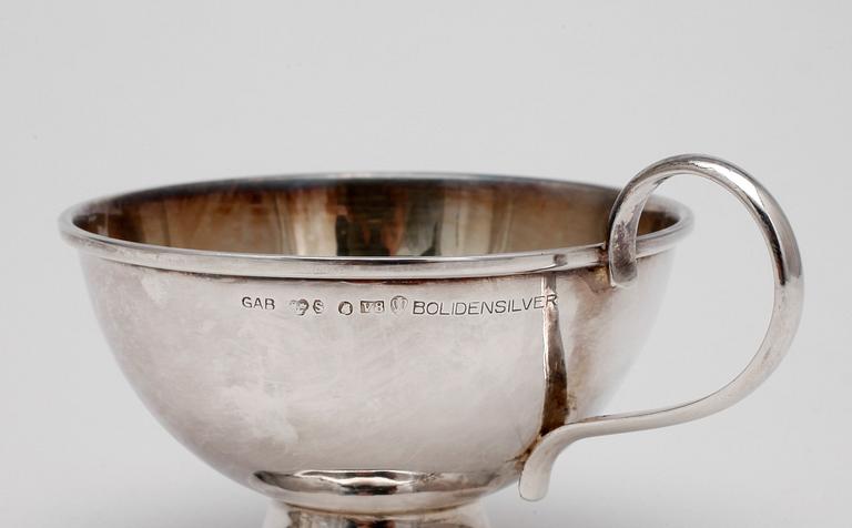 PUNCHMUGGAR, 6  st samt FAT, silver, bla CG Hallberg, Stockholm 1946. Total vikt 387 gr.