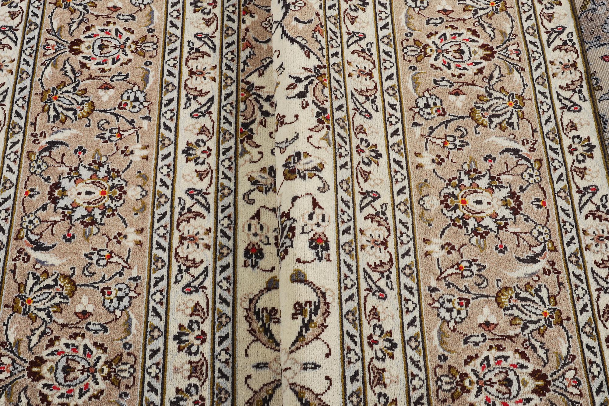 A carpet, Kashan, ca 341 x 240 cm.