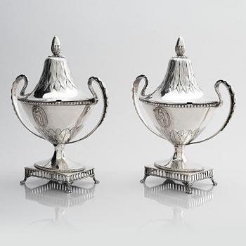Gustaf Henrik Sidwall, sockerskålar med lock, ett par, silver, Norrköping 1793. Gustavianska.