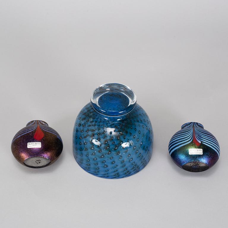 BERTIL VALLIEN, a glass bowl and two vases, Kosta Boda. Signed.