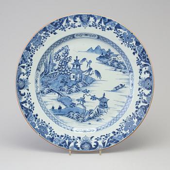 A Chinese porcelain charger, Qianlong (1736-1795).