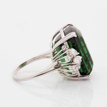 Ring 18K vitguld med en fasettslipad grön turmalin.