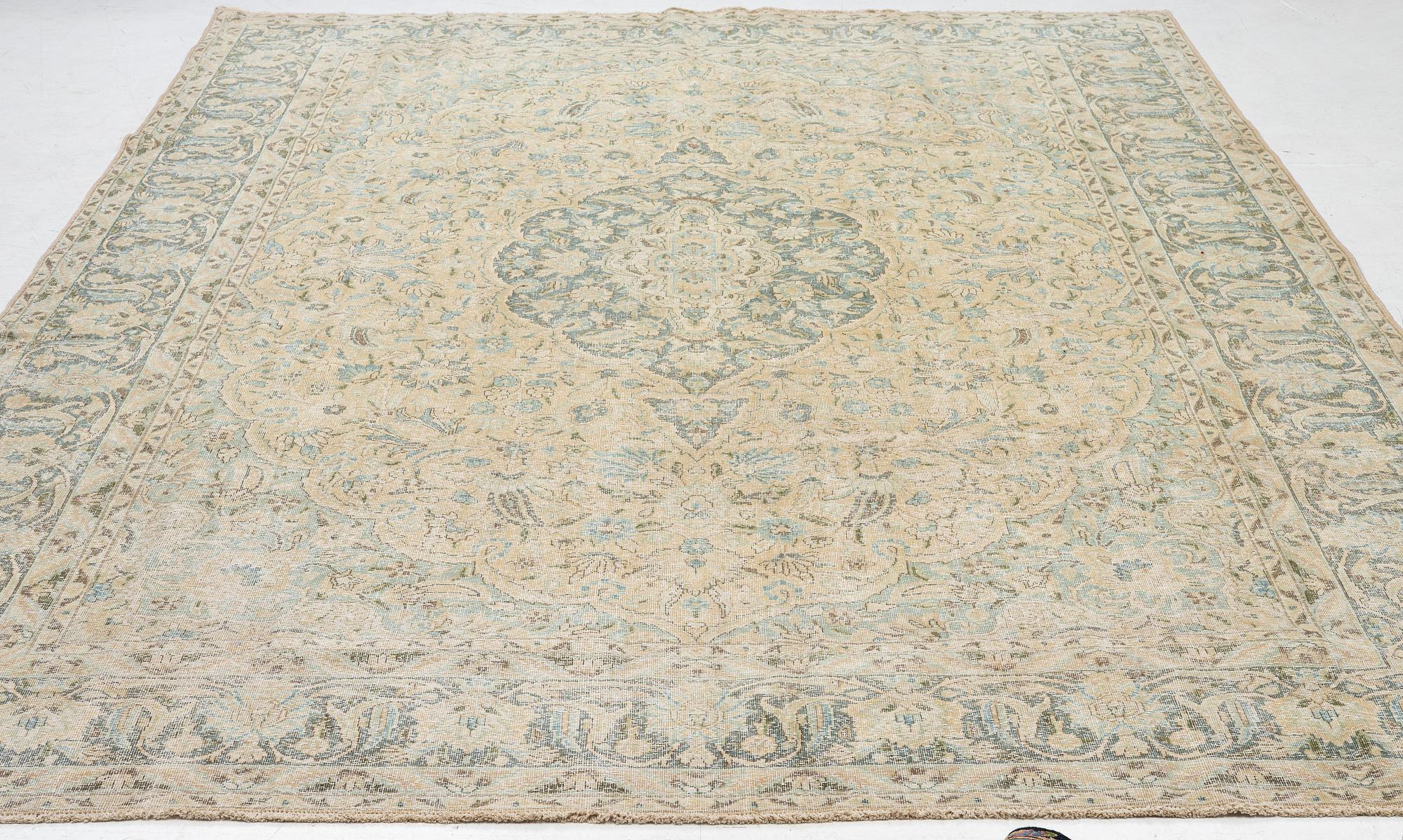 Vintage rug, approx. 380 x 288 cm.